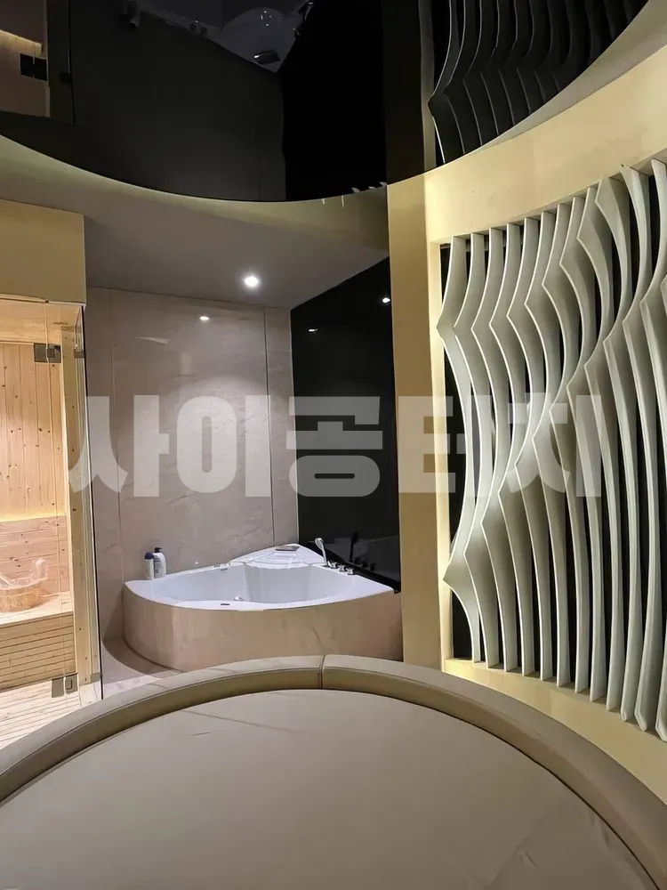 마사지 룸과 욕실 내부 모습