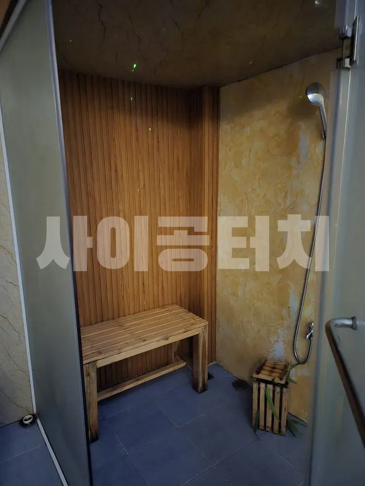 샤워실 내부 공간