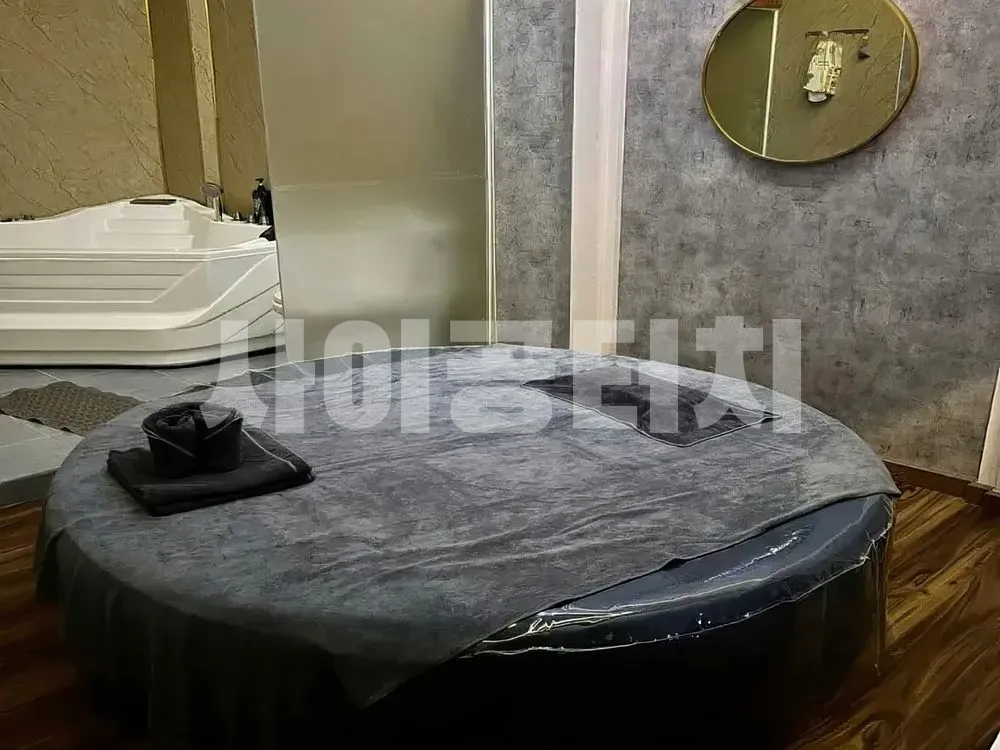 욕조와 원형 침대