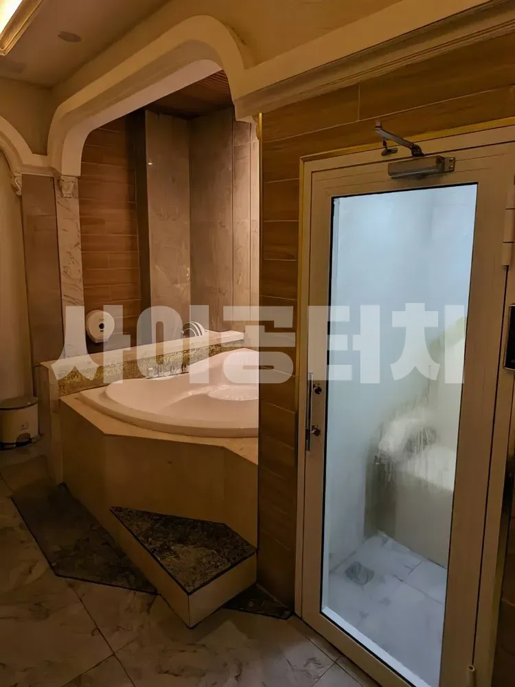 욕조와 사우나 시설