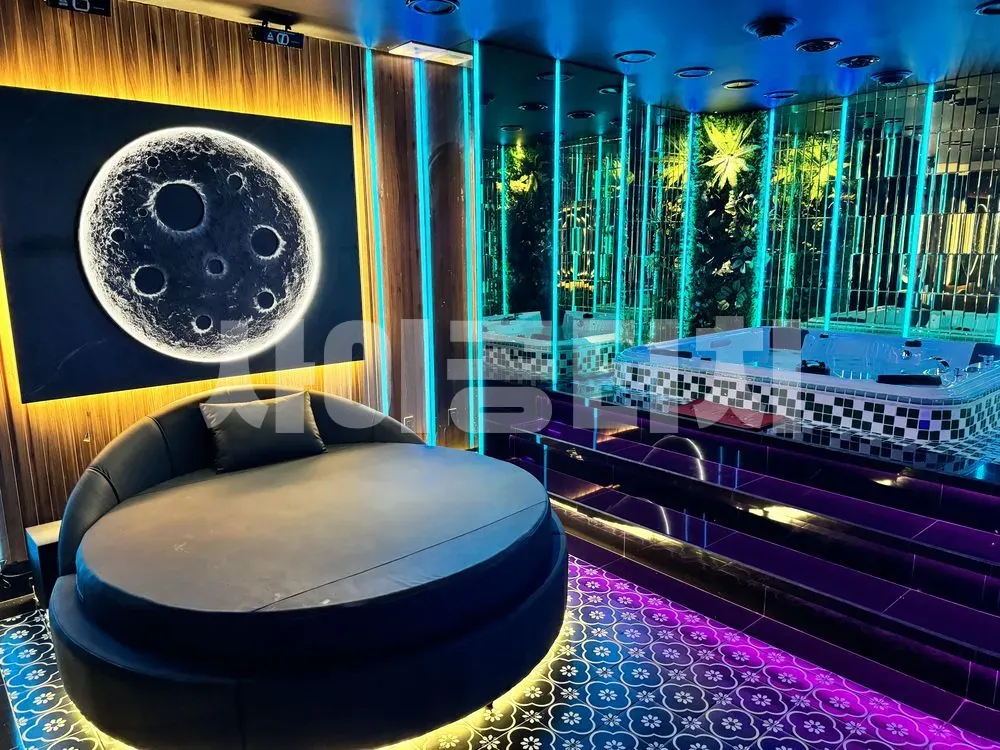 달 그림과 원형 침대가 있는 방