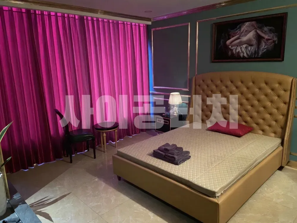 고급스러운 침실과 화려한 핑크 커튼